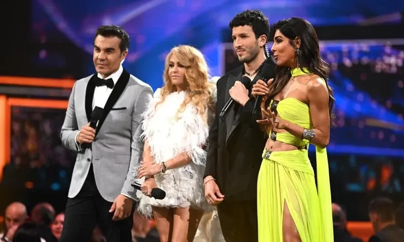 Paulina Rubio con un mini vestido de novia de Yolancris